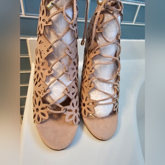 Lasercut heels sandals - Picture 9 of 9